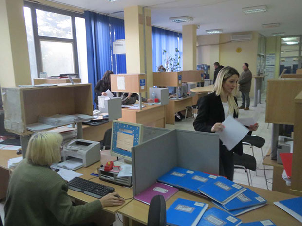 Параћин грца без чиновника